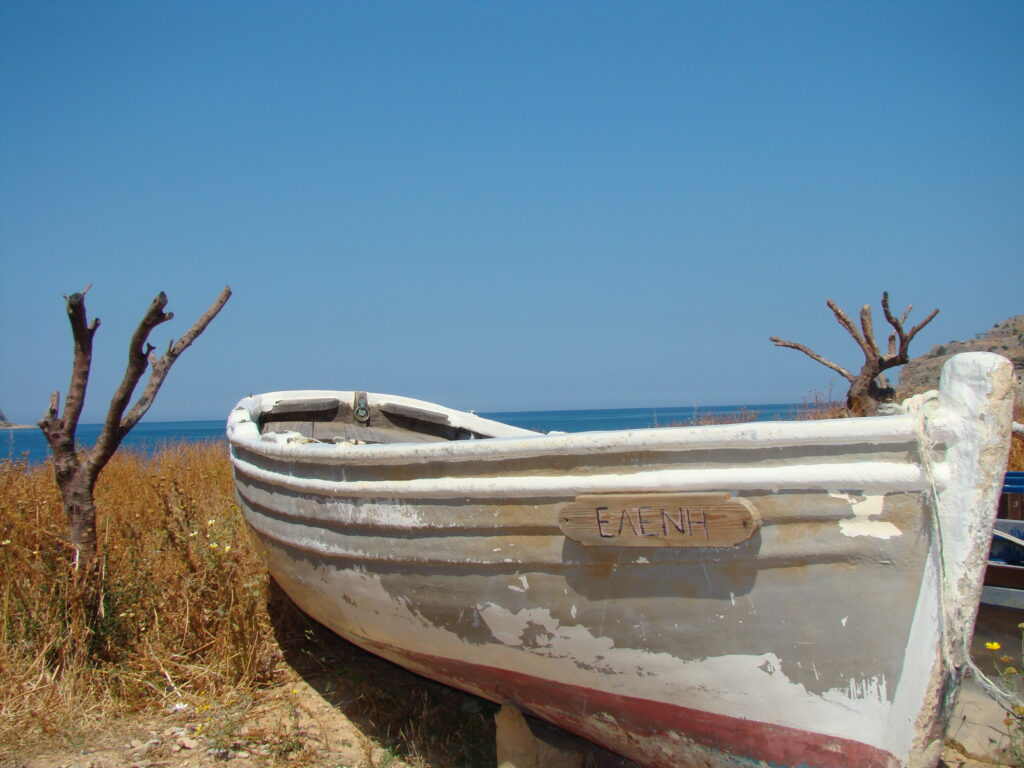 Symboliczna łódź o imieniu głównej bohaterki "Wyspy" Eleni, odwożąca trędowatych na Spinalongę