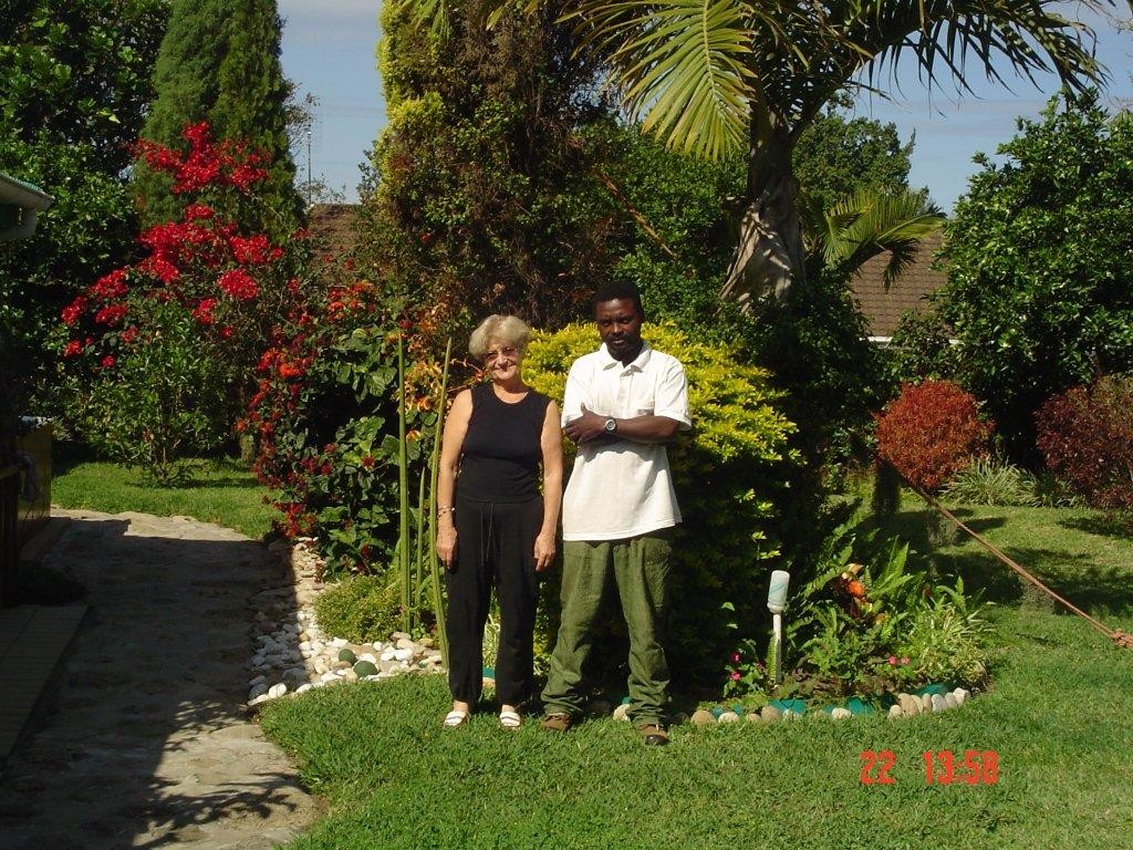 Pani Elżbieta Kania z ogrodnikiem w RPA